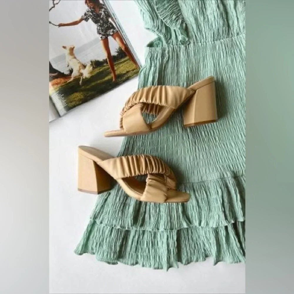 Day+Moon Green Smocked Textured Ruffle Dress - Picture 2 of 11